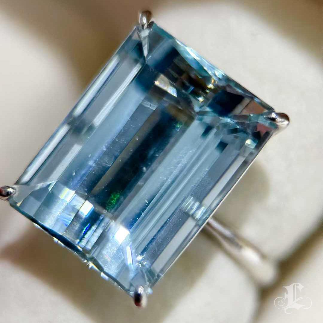 Anello in platino con acquamarina taglio smeraldo da 17,51 carati In condizioni Nuovo in vendita a New York, NY