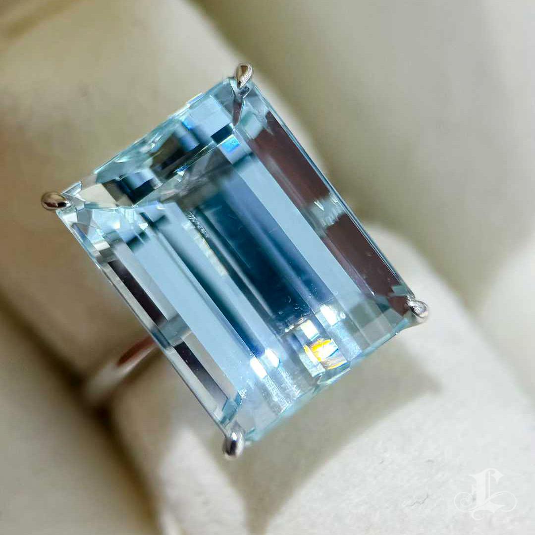 Anello in platino con acquamarina taglio smeraldo da 17,51 carati in vendita 1