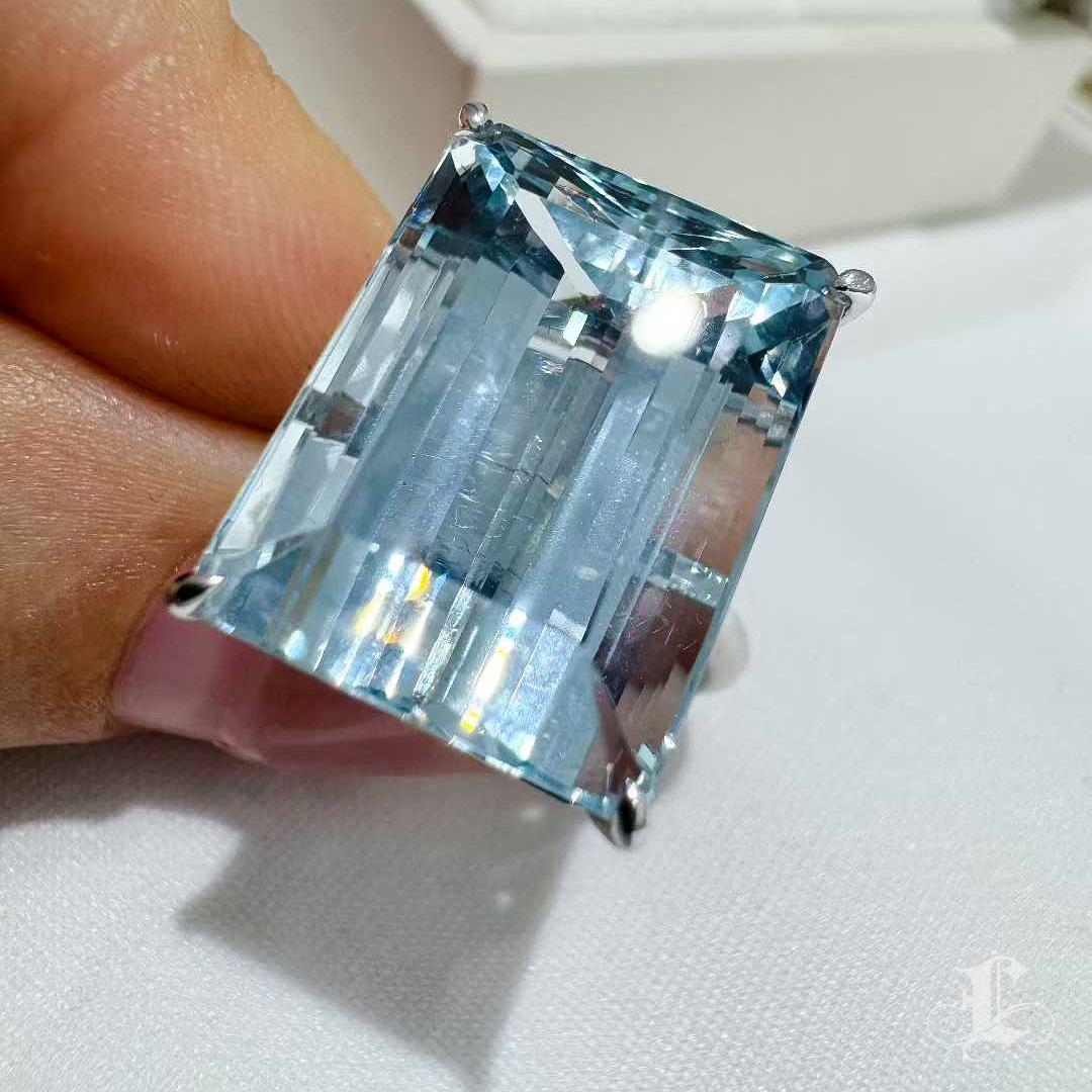 Anello in platino con acquamarina taglio smeraldo da 17,51 carati in vendita 2