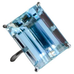 【Énigma】Anillo de platino con aguamarina talla esmeralda de 17,51 ct