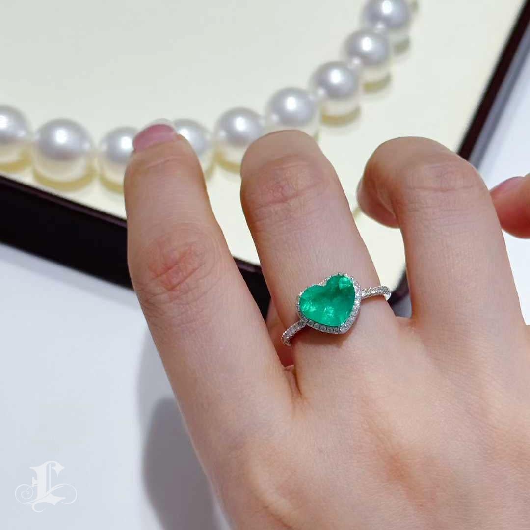 【Énigma】2.00ct Herzförmiger Smaragd & Diamant Halo Ring im Zustand „Neu“ im Angebot in New York, NY