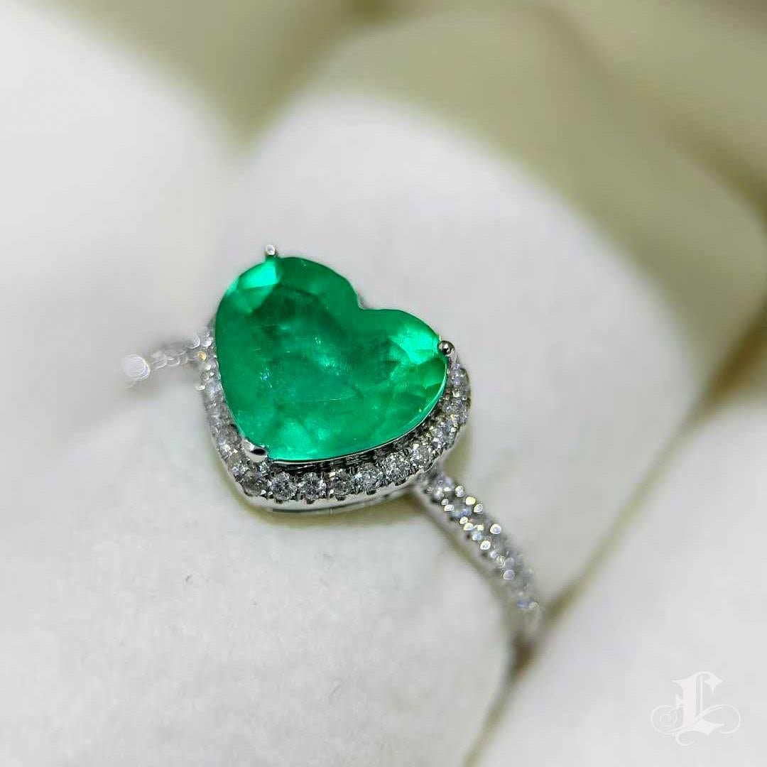 【Énigma】2.00ct Herzförmiger Smaragd & Diamant Halo Ring Damen im Angebot