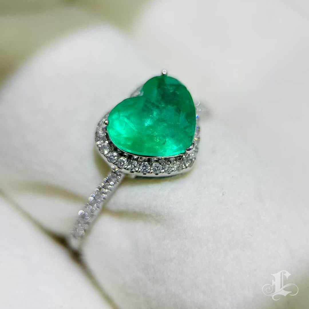 【Énigma】2.00ct Herzförmiger Smaragd & Diamant Halo Ring im Angebot 1