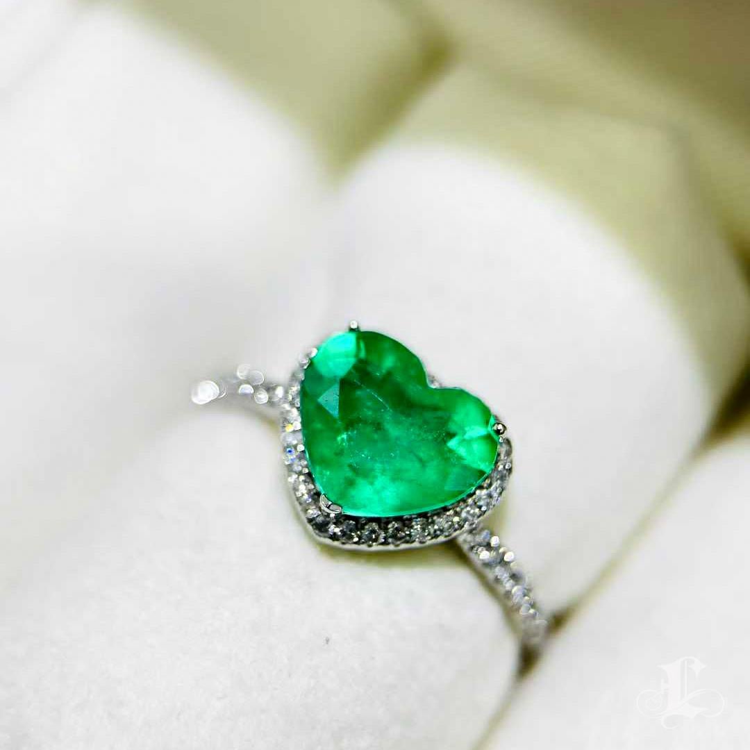【Énigma】2.00ct Herzförmiger Smaragd & Diamant Halo Ring im Angebot 2