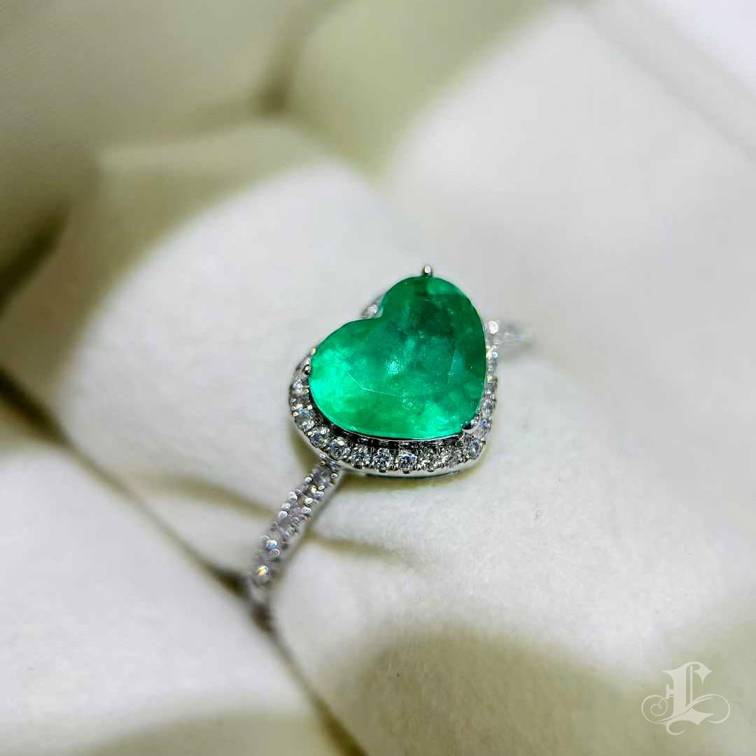 【Énigma】2.00ct Herzförmiger Smaragd & Diamant Halo Ring im Angebot 3