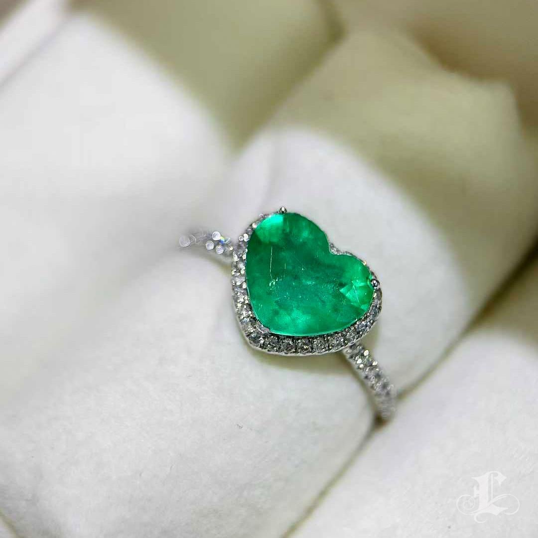 【Énigma】2.00ct Herzförmiger Smaragd & Diamant Halo Ring im Angebot 4