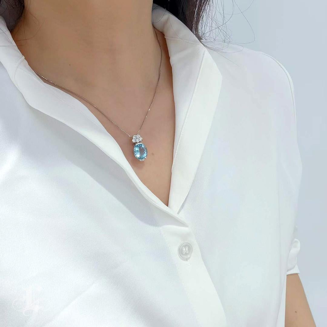 Taglio ovale Ciondolo in platino con acquamarina blu Santa Maria e diamanti da 6,09 carati in vendita