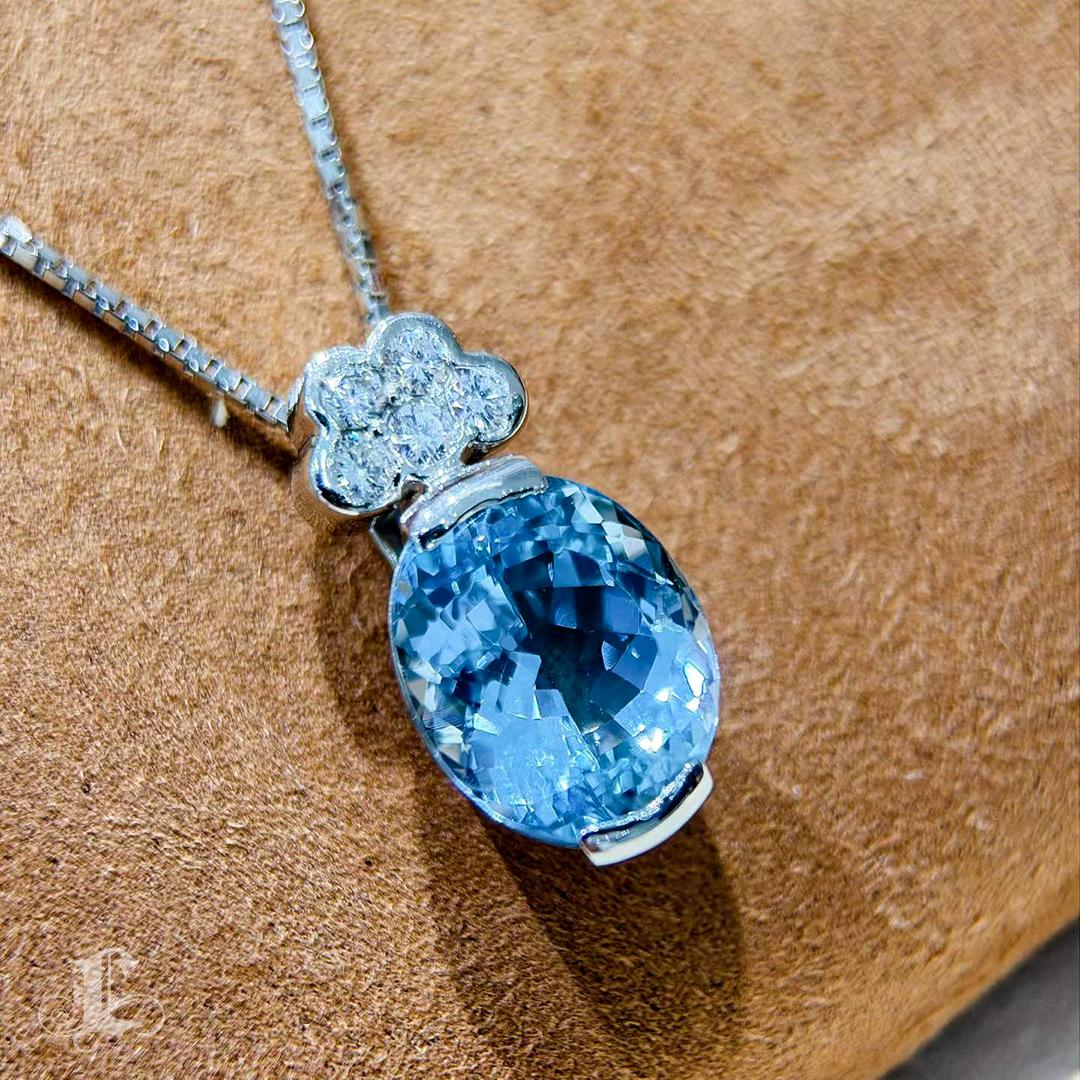 Donna Ciondolo in platino con acquamarina blu Santa Maria e diamanti da 6,09 carati in vendita