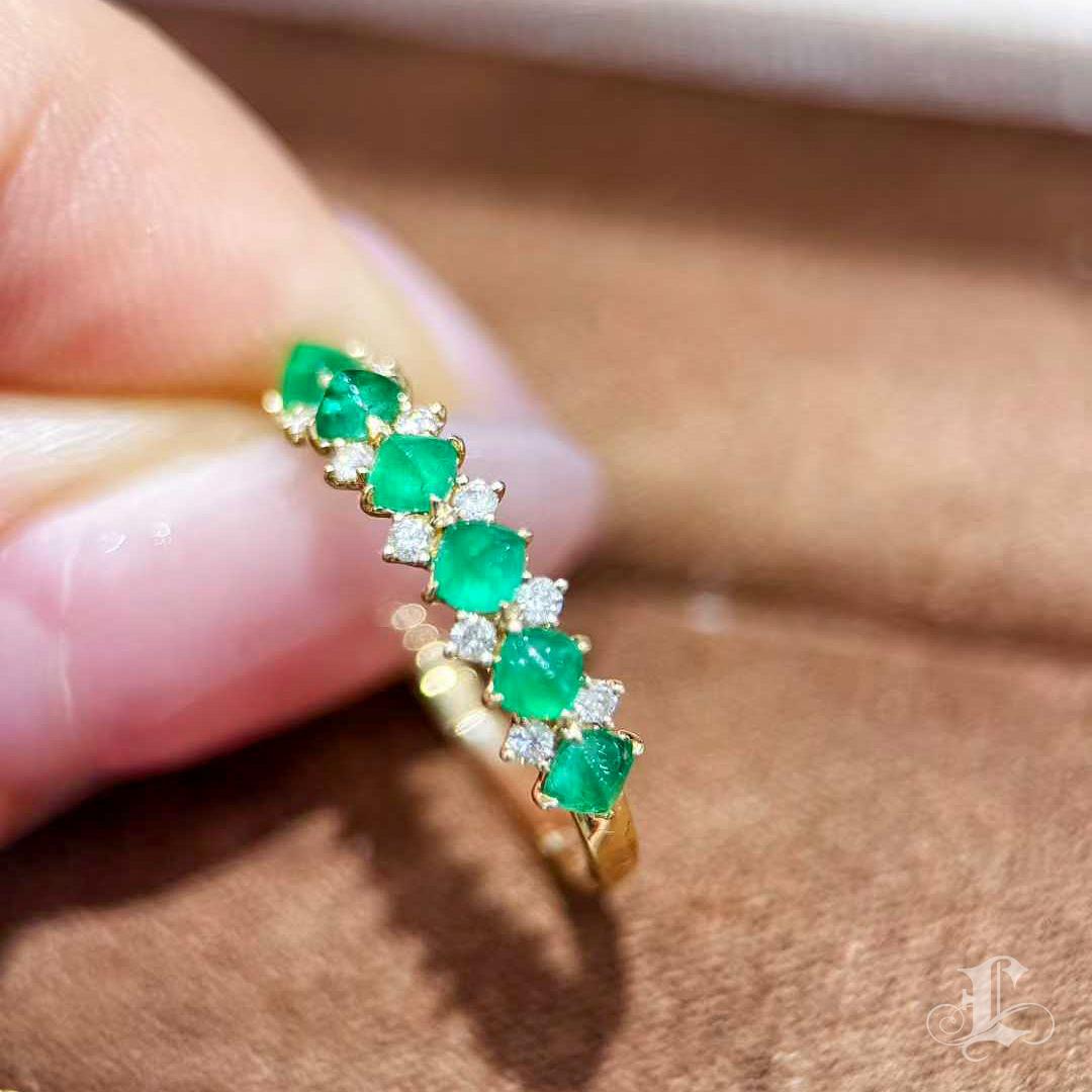 【Énigma】AGL Certified 0.60ct Emerald & Diamond Verdant Line Ring in 18K Gold In New Condition For Sale In New York, NY