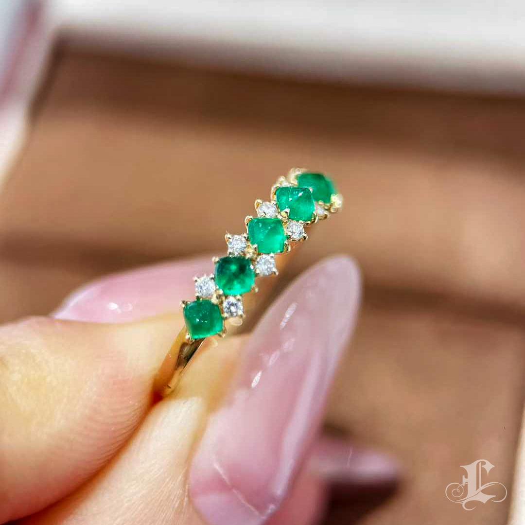 【Énigma】AGL Certified 0.60ct Emerald & Diamond Verdant Line Ring in 18K Gold For Sale 2