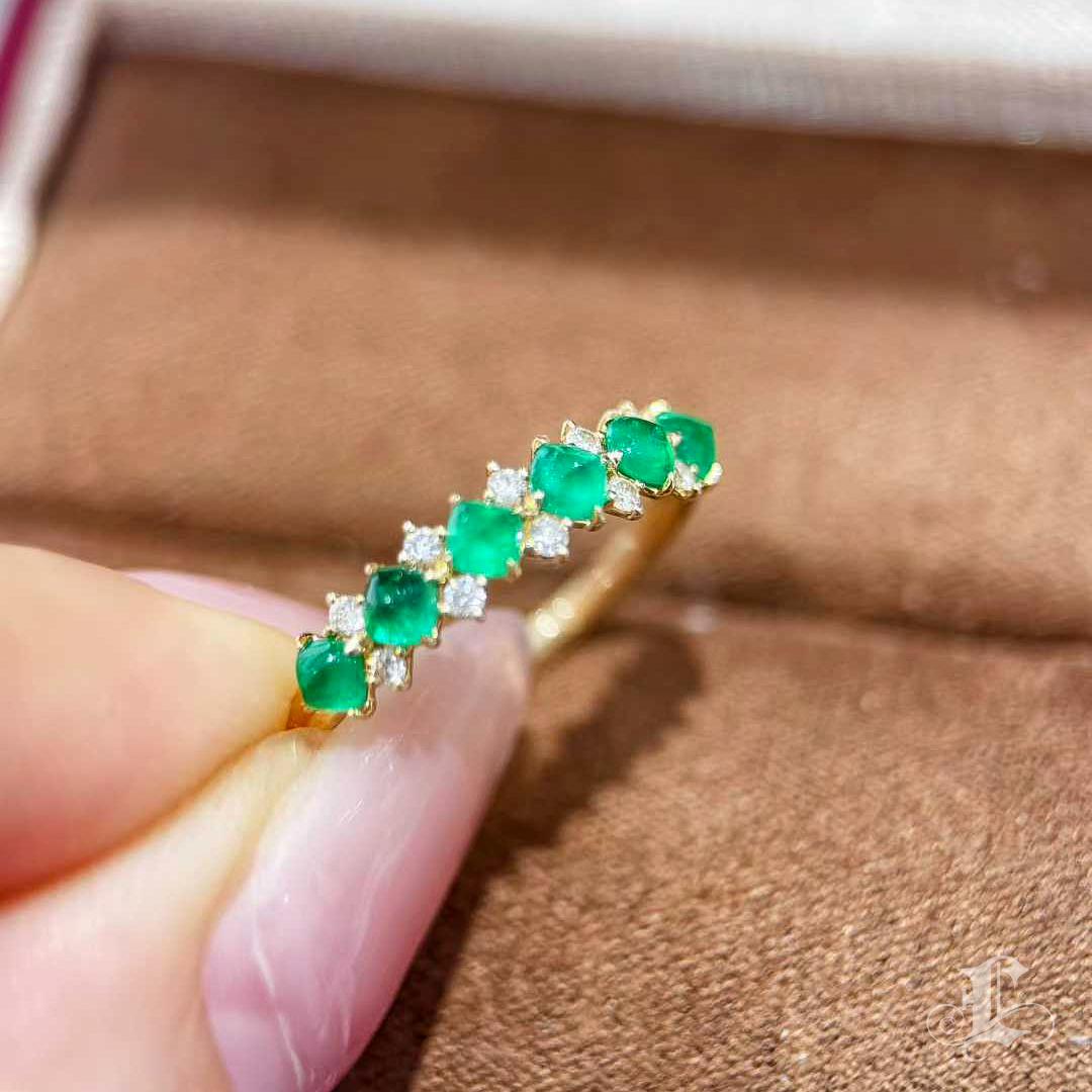 【Énigma】AGL Certified 0.60ct Emerald & Diamond Verdant Line Ring in 18K Gold For Sale 3