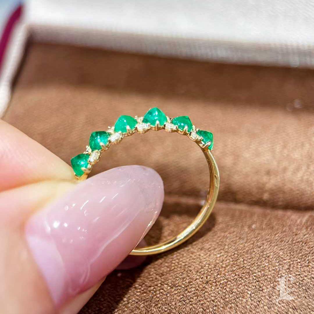 【Énigma】AGL Certified 0.60ct Emerald & Diamond Verdant Line Ring in 18K Gold For Sale 4