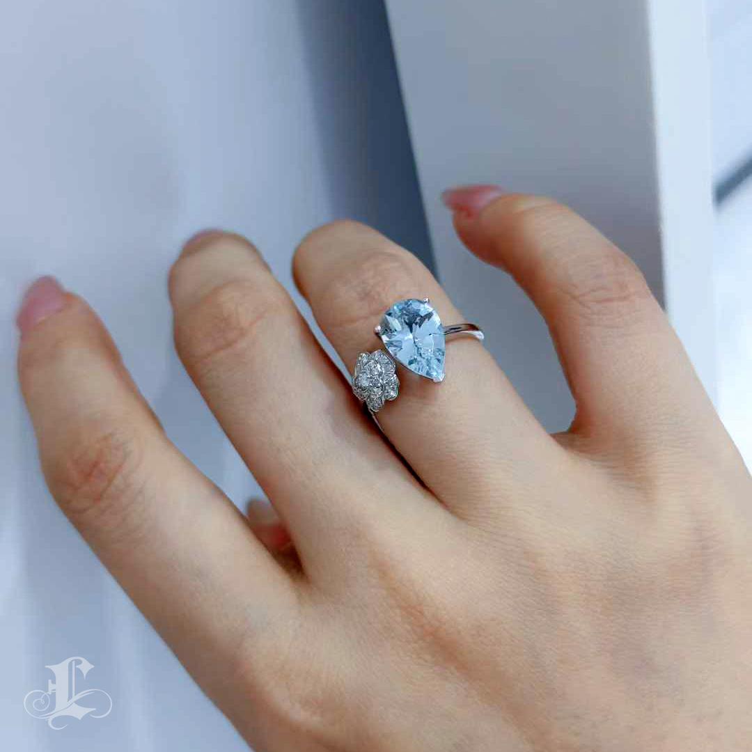 【Énigma】AGL-zertifizierter 2,15ct Santa Maria Aquamarin & Diamant Ring in 18K Weiß (Tropfenschliff) im Angebot