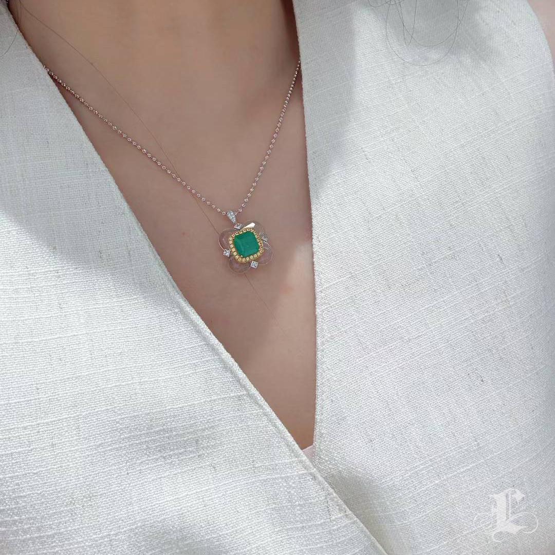 【Énigma】AGL Certificado Verdant Bloom Colgante Floral de Esmeralda de Zambia de 3,52ct Corte cuadrado en venta