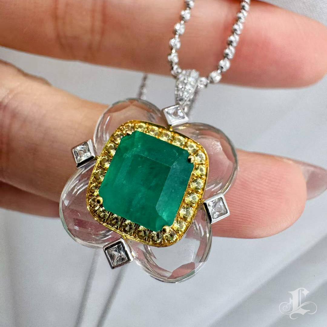 De las mujeres 【Énigma】AGL Certificado Verdant Bloom Colgante Floral de Esmeralda de Zambia de 3,52ct en venta