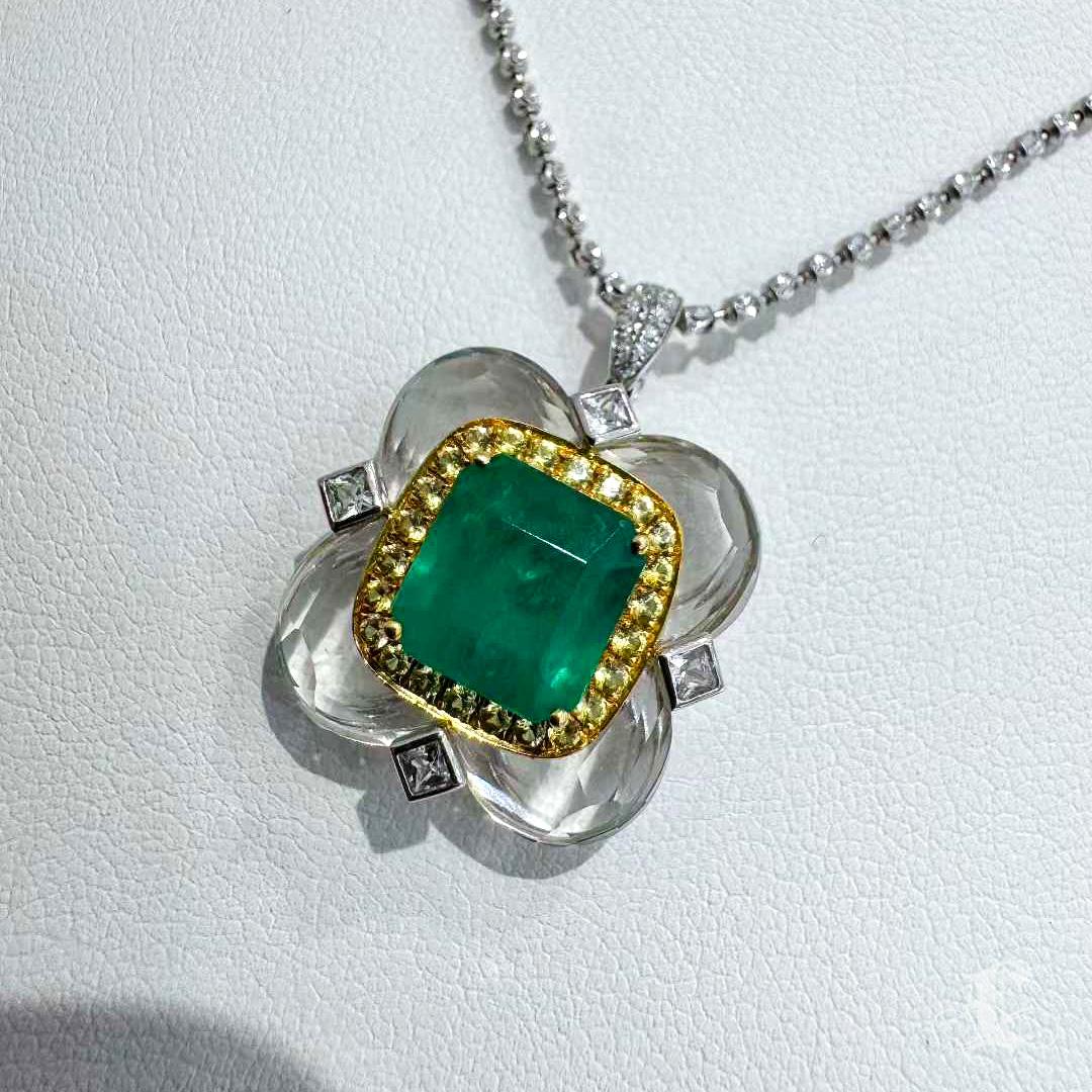 【Énigma】AGL Certificado Verdant Bloom Colgante Floral de Esmeralda de Zambia de 3,52ct en venta 2