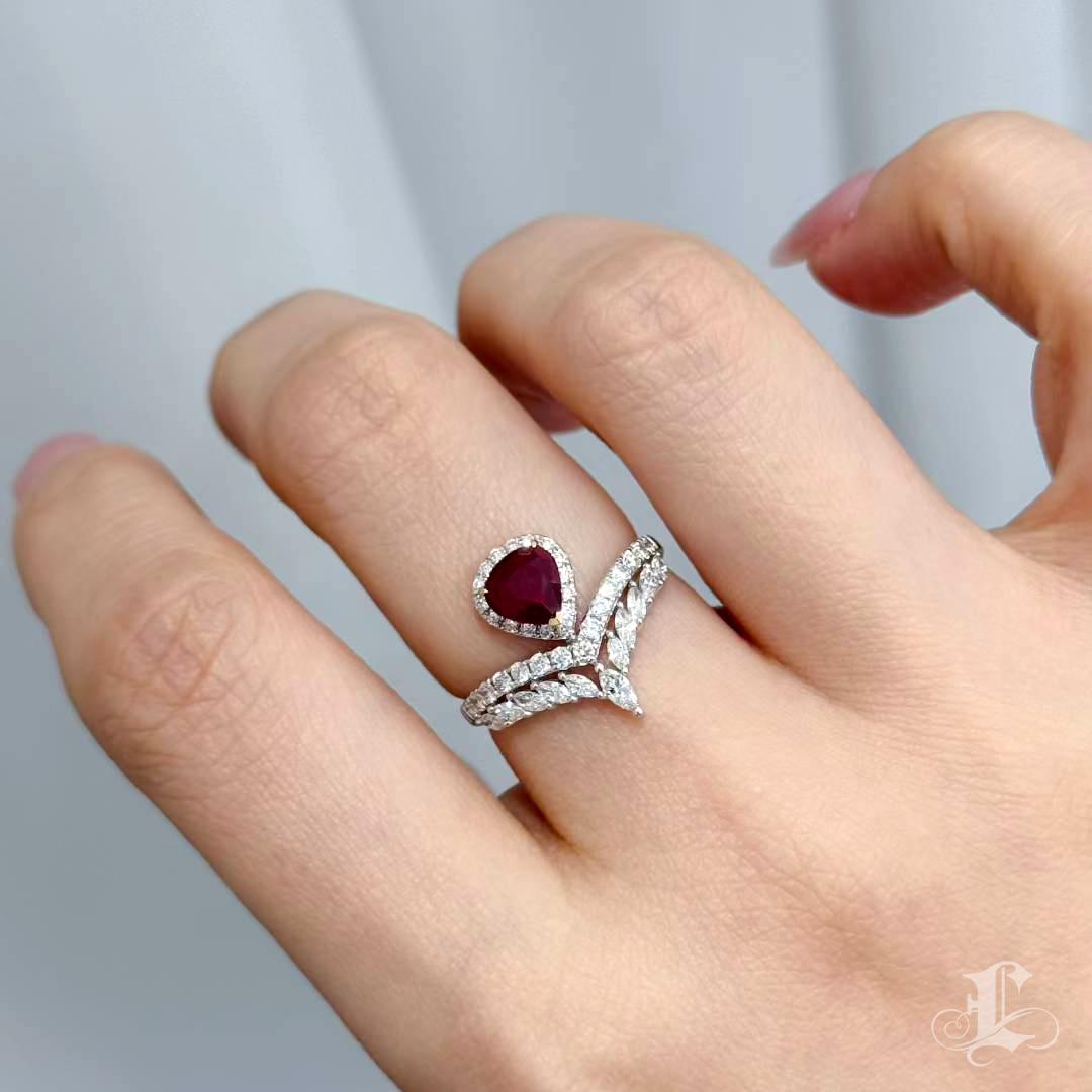 【Énigma】AIGS Certified 1.04ct Crimson Bloom Pigeon Blood Ruby Crown Ring Corte pera en venta