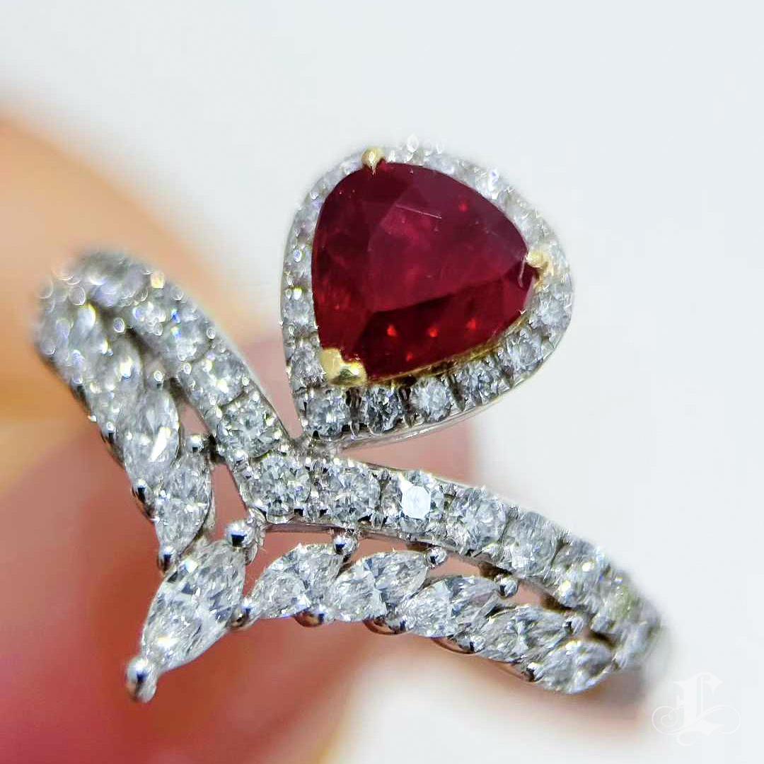 【Énigma】AIGS Certified 1.04ct Crimson Bloom Pigeon Blood Ruby Crown Ring en Nuevo estado para la venta en New York, NY