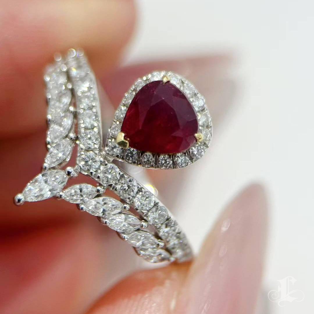 De las mujeres 【Énigma】AIGS Certified 1.04ct Crimson Bloom Pigeon Blood Ruby Crown Ring en venta