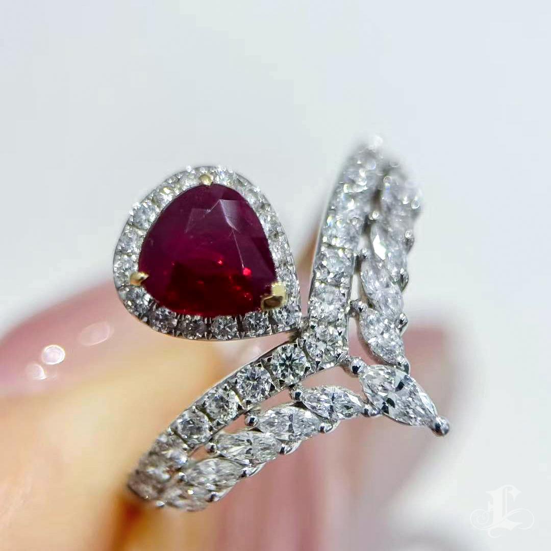 【Énigma】AIGS Certified 1.04ct Crimson Bloom Pigeon Blood Ruby Crown Ring en venta 1