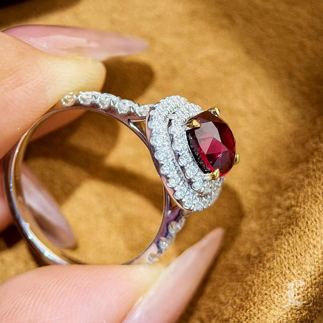 Anello aureolato con rubino e diamante del Mozambico con 2,05 carati di sangue di piccione certificato AIGS in vendita 5