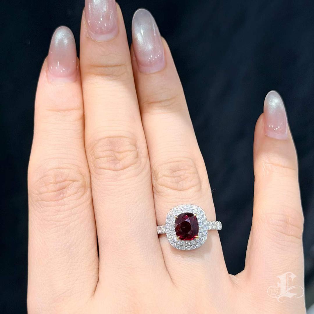 Taglio cuscino Anello aureolato con rubino e diamante del Mozambico con 2,05 carati di sangue di piccione certificato AIGS in vendita