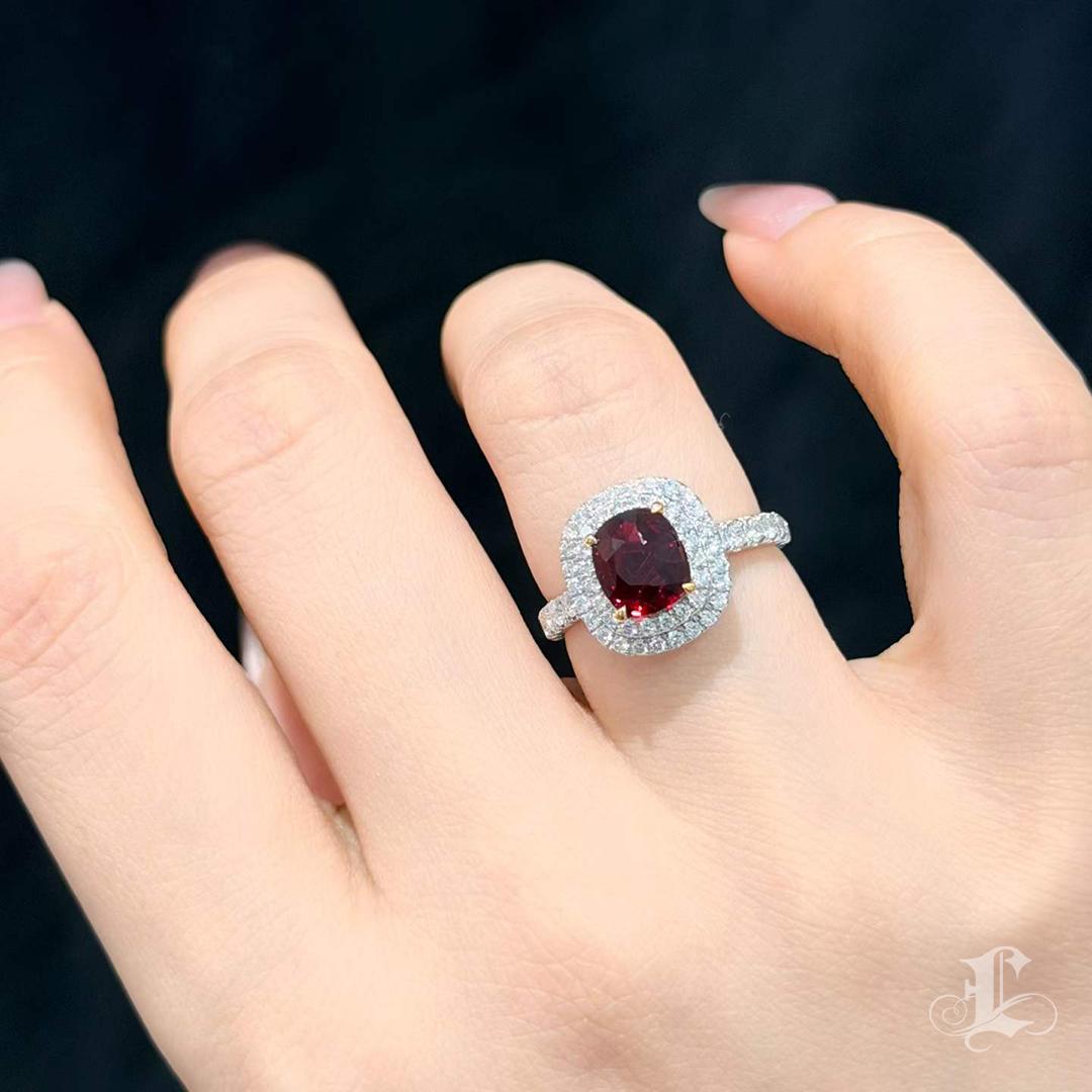 Anello aureolato con rubino e diamante del Mozambico con 2,05 carati di sangue di piccione certificato AIGS In condizioni Nuovo in vendita a New York, NY