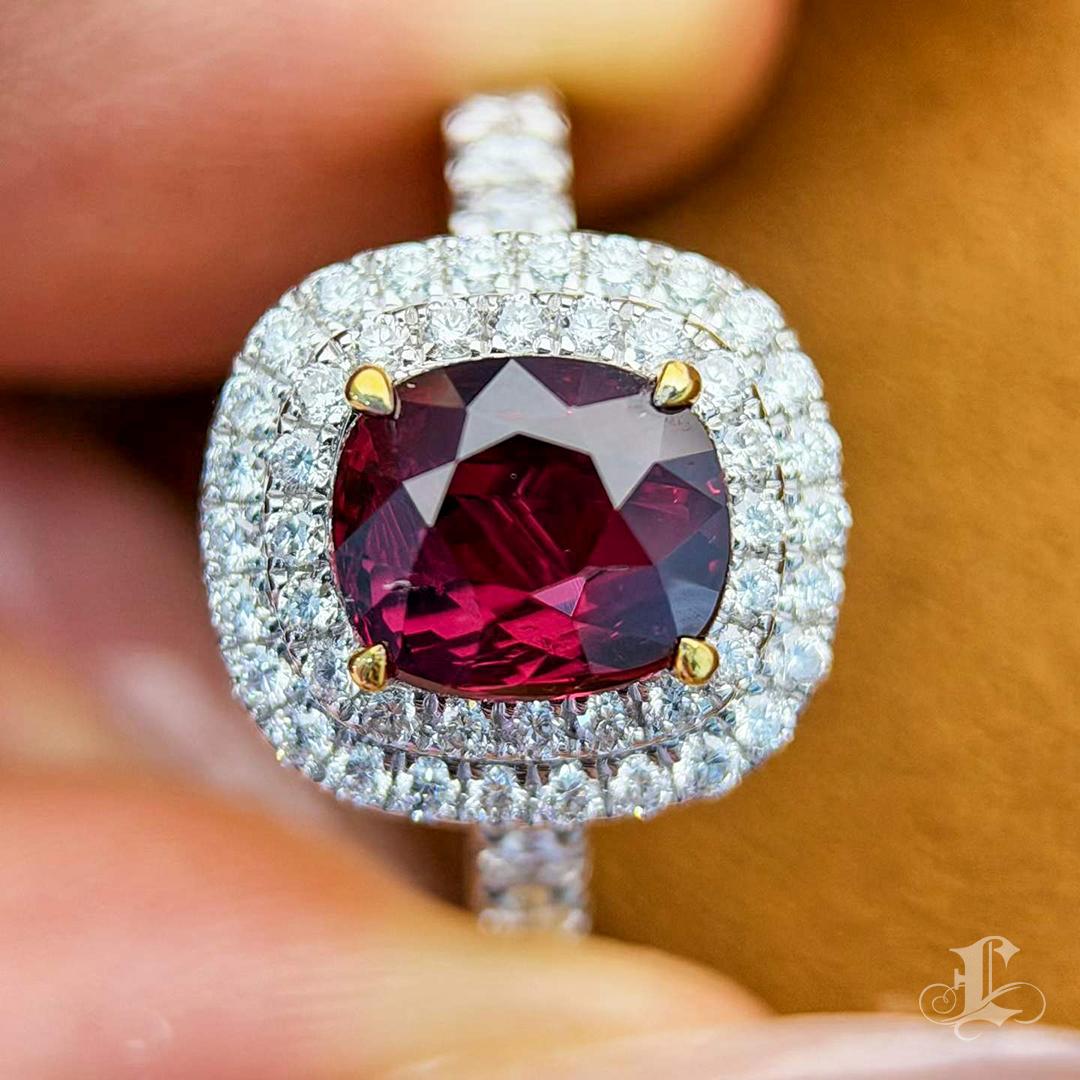 Donna Anello aureolato con rubino e diamante del Mozambico con 2,05 carati di sangue di piccione certificato AIGS in vendita