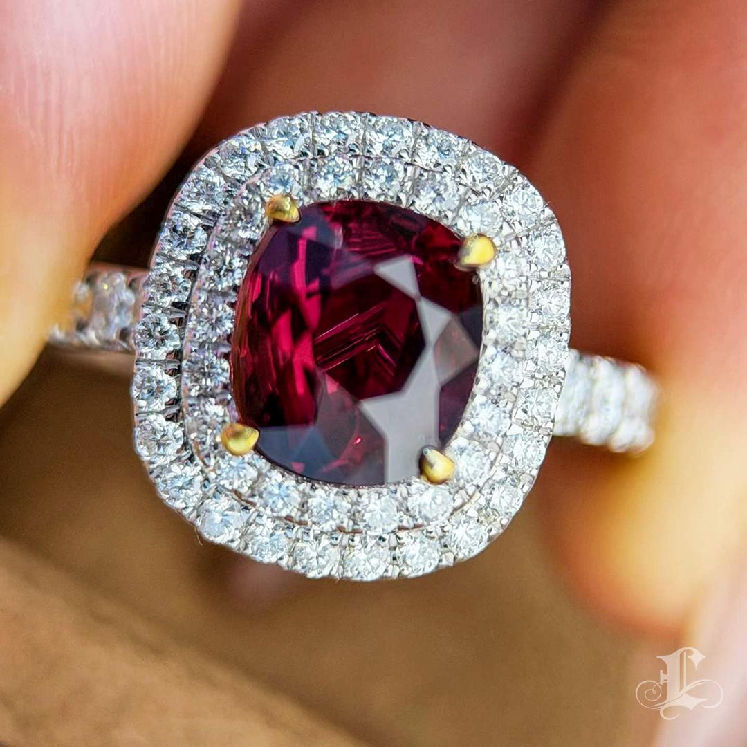 Anello aureolato con rubino e diamante del Mozambico con 2,05 carati di sangue di piccione certificato AIGS in vendita 1