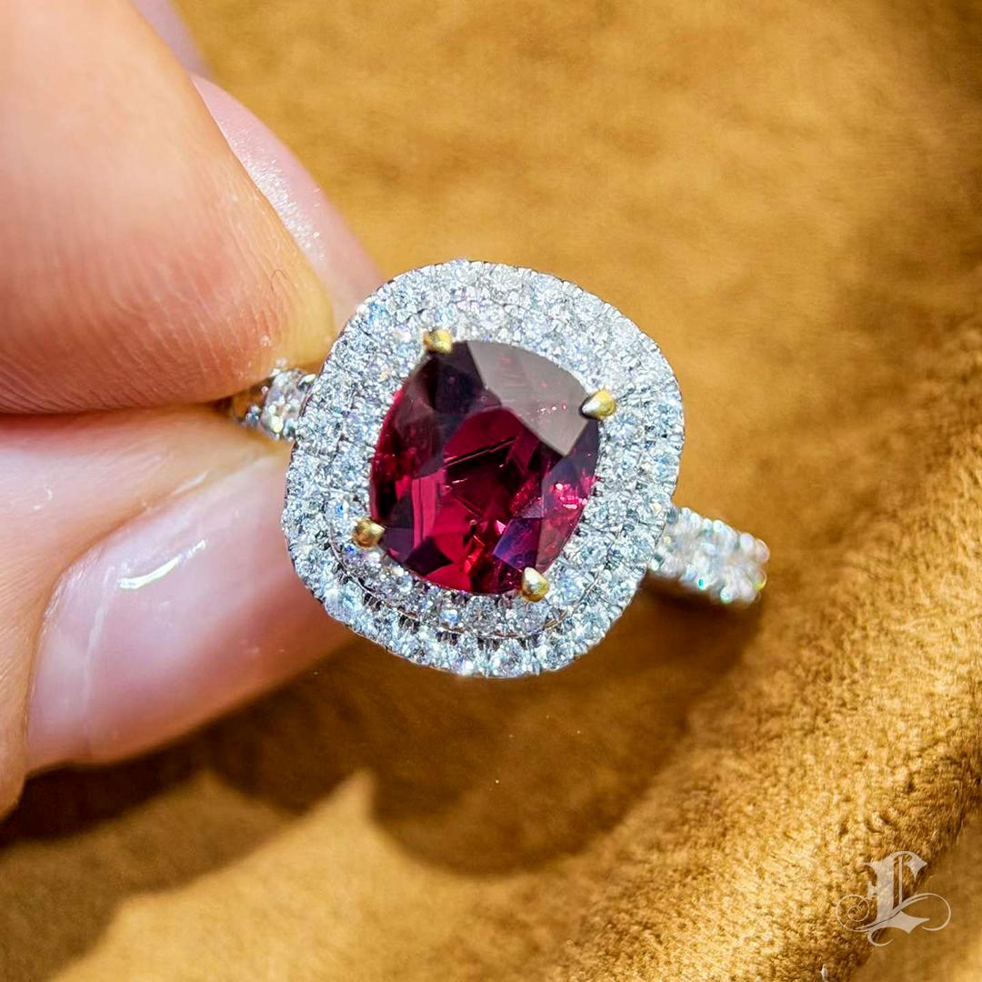 Anello aureolato con rubino e diamante del Mozambico con 2,05 carati di sangue di piccione certificato AIGS in vendita 2