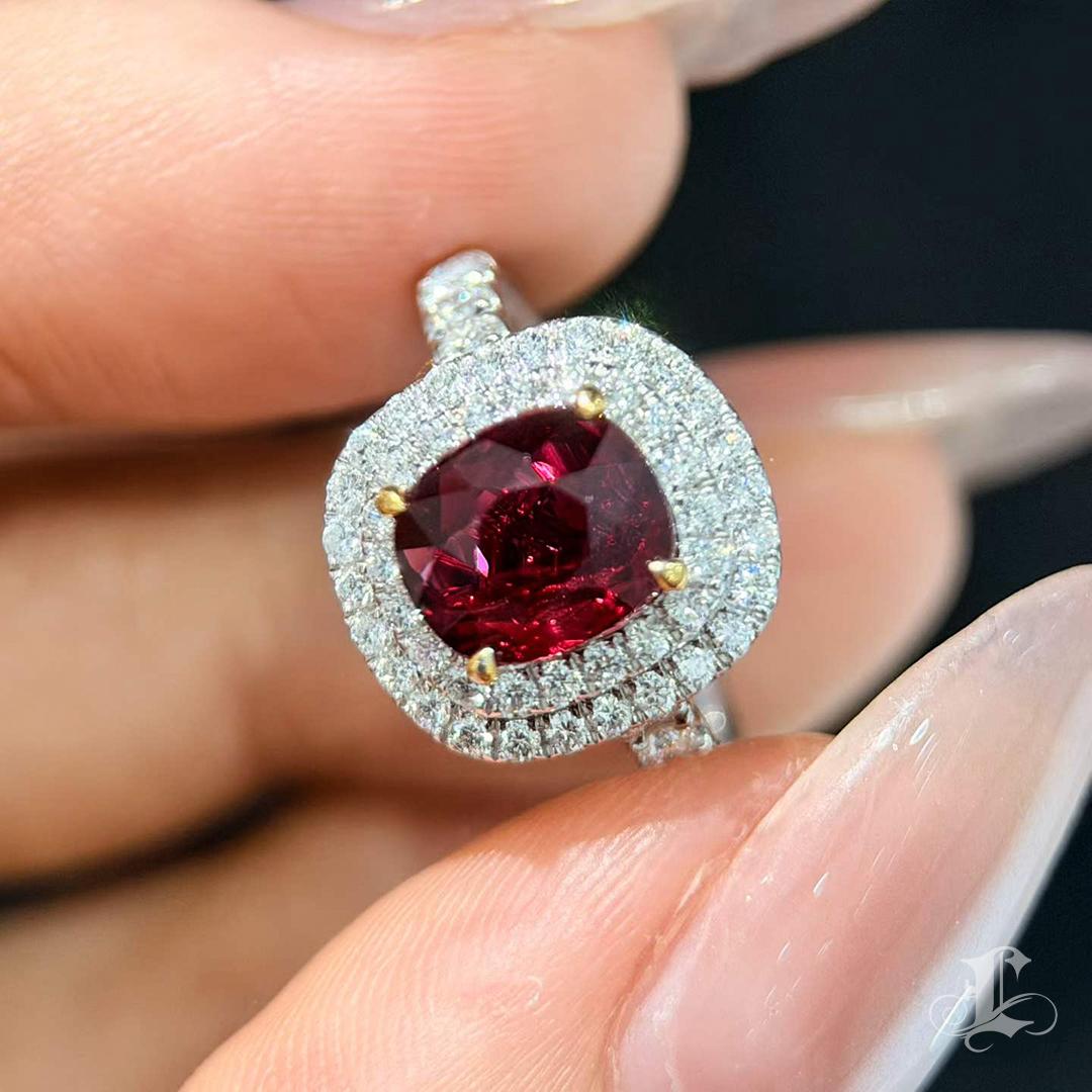 Anello aureolato con rubino e diamante del Mozambico con 2,05 carati di sangue di piccione certificato AIGS in vendita 3