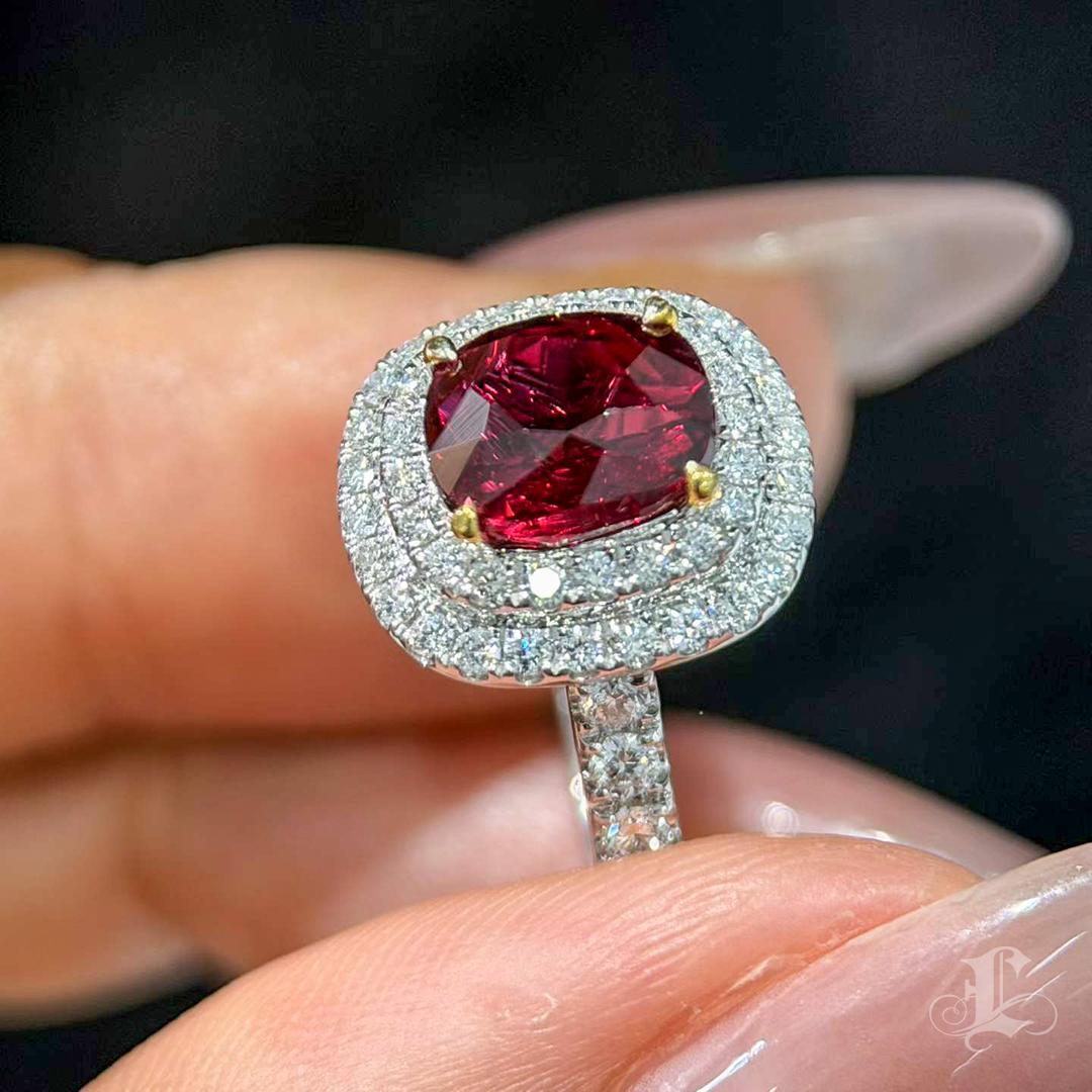Anello aureolato con rubino e diamante del Mozambico con 2,05 carati di sangue di piccione certificato AIGS in vendita 4