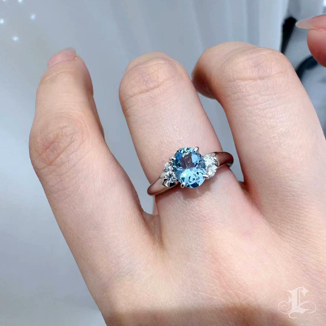 Brilliant Cut 【Énigma】Asymmetric 0.97ct Saint Maria Blue Aquamarine & Diamond Ring in Platinum For Sale