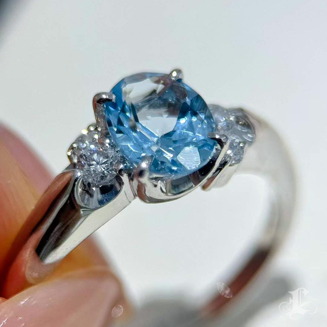 【Énigma】Asymmetric 0.97ct Saint Maria Blue Aquamarine & Diamond Ring in Platinum In New Condition For Sale In New York, NY