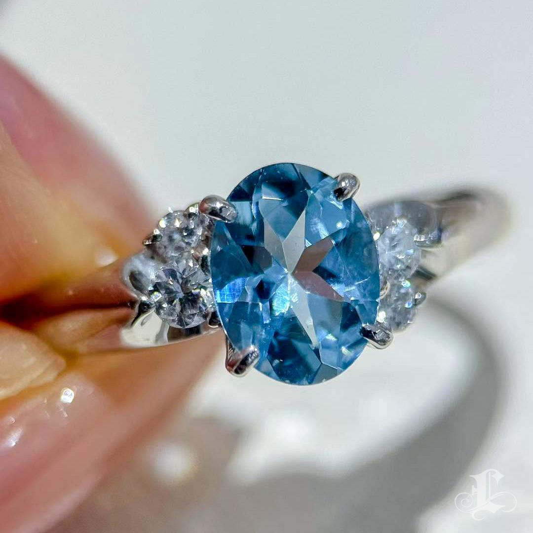 【Énigma】Asymmetric 0.97ct Saint Maria Blue Aquamarine & Diamond Ring in Platinum For Sale 1