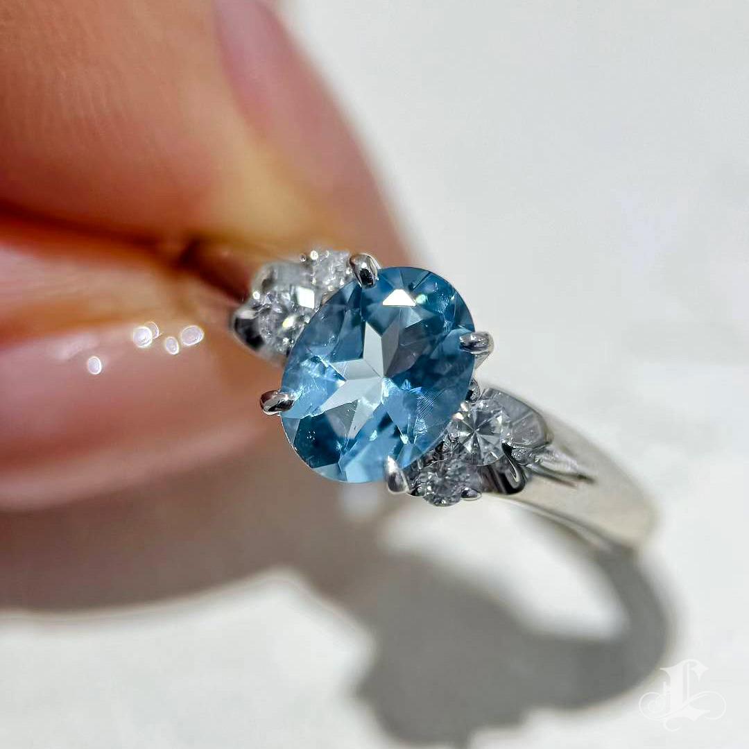 【Énigma】Asymmetric 0.97ct Saint Maria Blue Aquamarine & Diamond Ring in Platinum For Sale 2