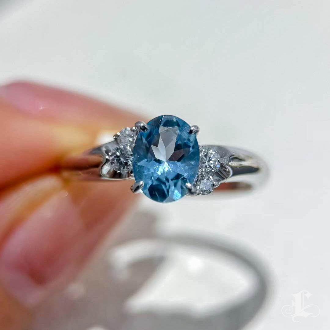 【Énigma】Asymmetric 0.97ct Saint Maria Blue Aquamarine & Diamond Ring in Platinum For Sale 3