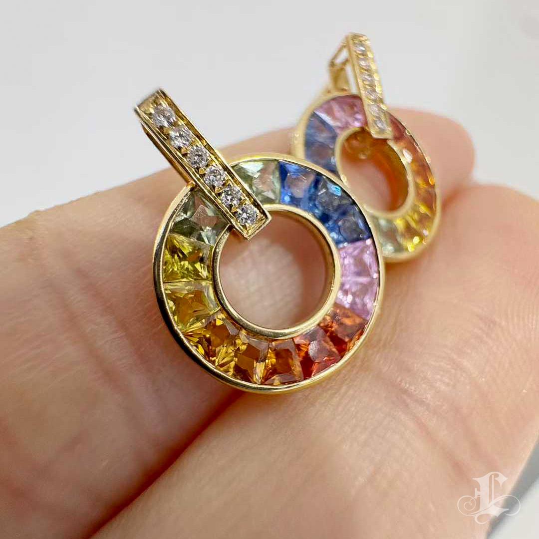 【Énigma】Aurora Spectrum 2.55ct Multicolor Saphir & Diamant Kreis-Ohrringe im Zustand „Neu“ im Angebot in New York, NY