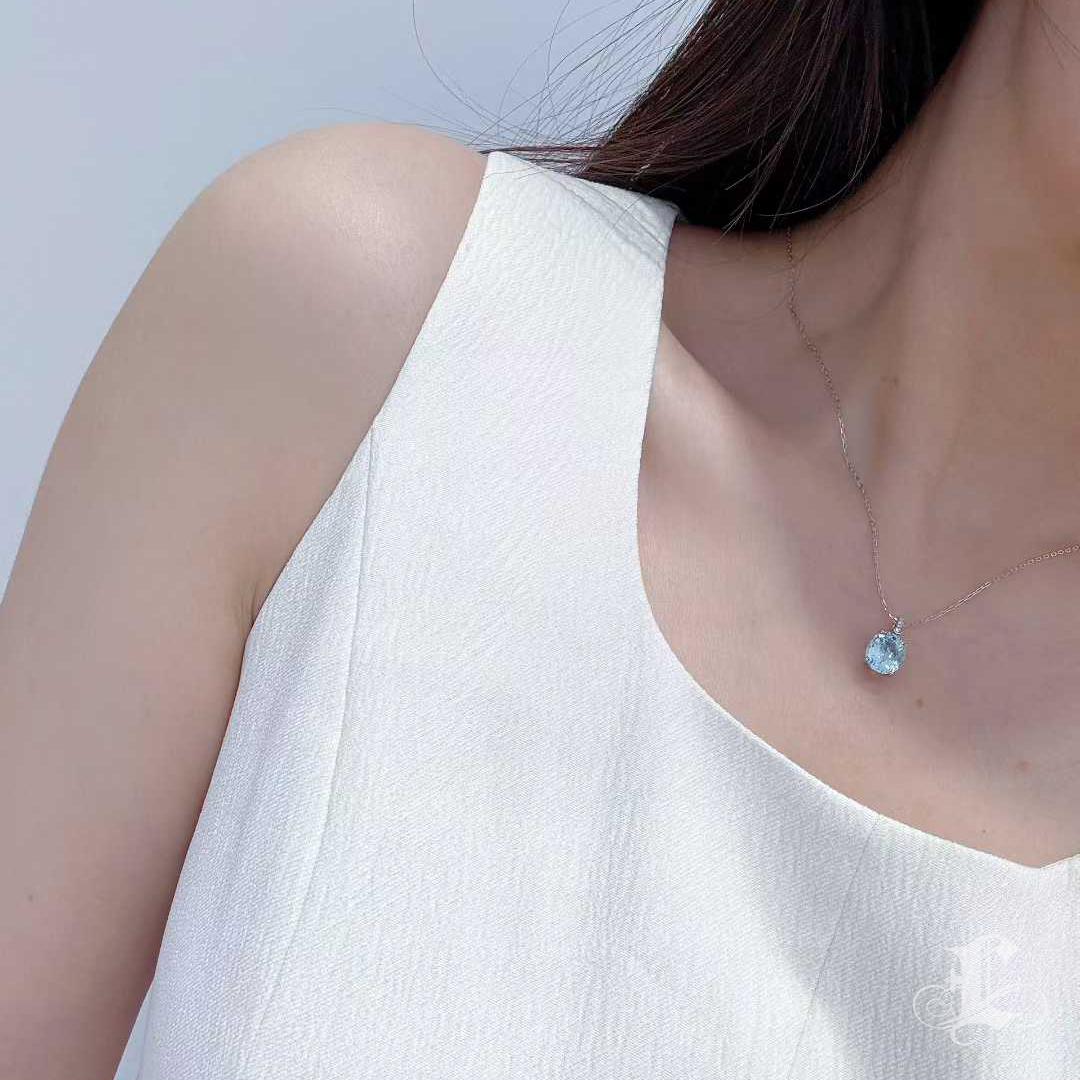 【Énigma】Celeste Glow 2.7ct Deep Blue Aquamarin Diamant Platin Anhänger Halskette (Ovalschliff) im Angebot