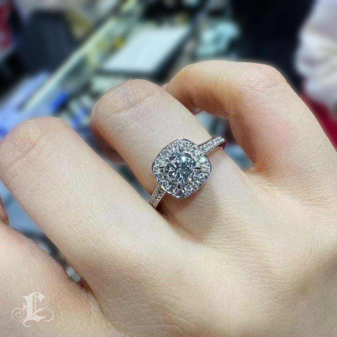 Taglio cuscino Anello aureola con cuscino di diamanti D VS2 certificato CGL da 1,004ct. in vendita