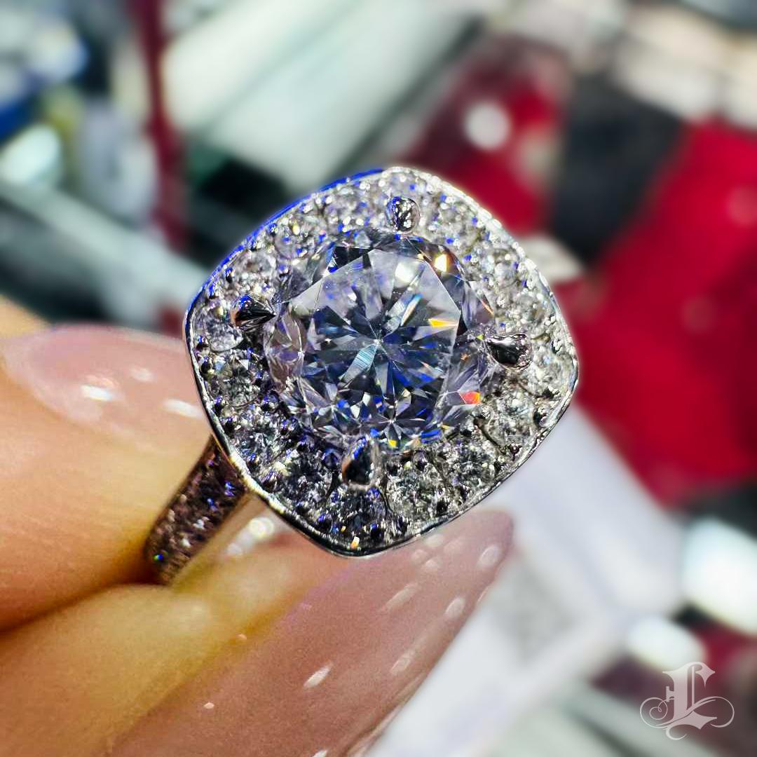 Donna Anello aureola con cuscino di diamanti D VS2 certificato CGL da 1,004ct. in vendita