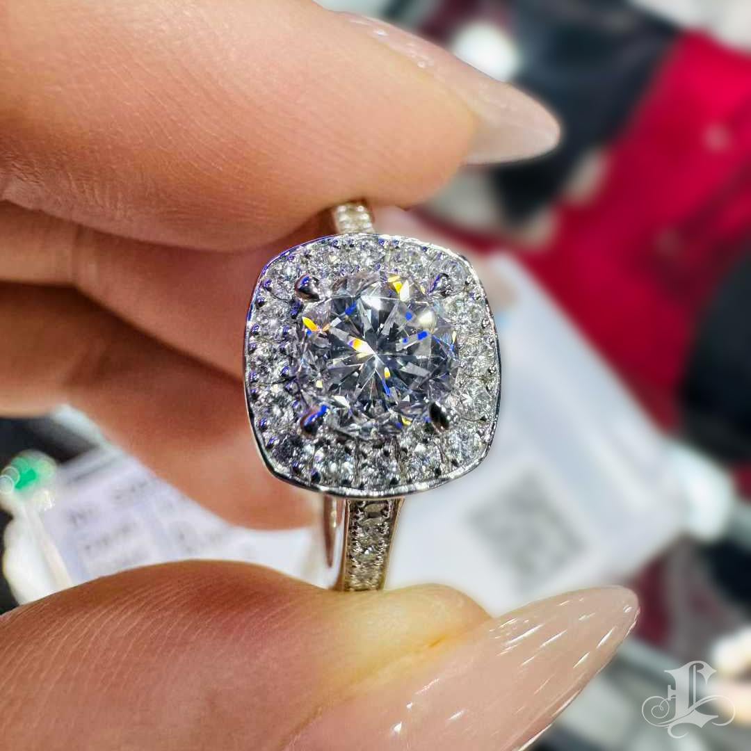 Anello aureola con cuscino di diamanti D VS2 certificato CGL da 1,004ct. in vendita 1