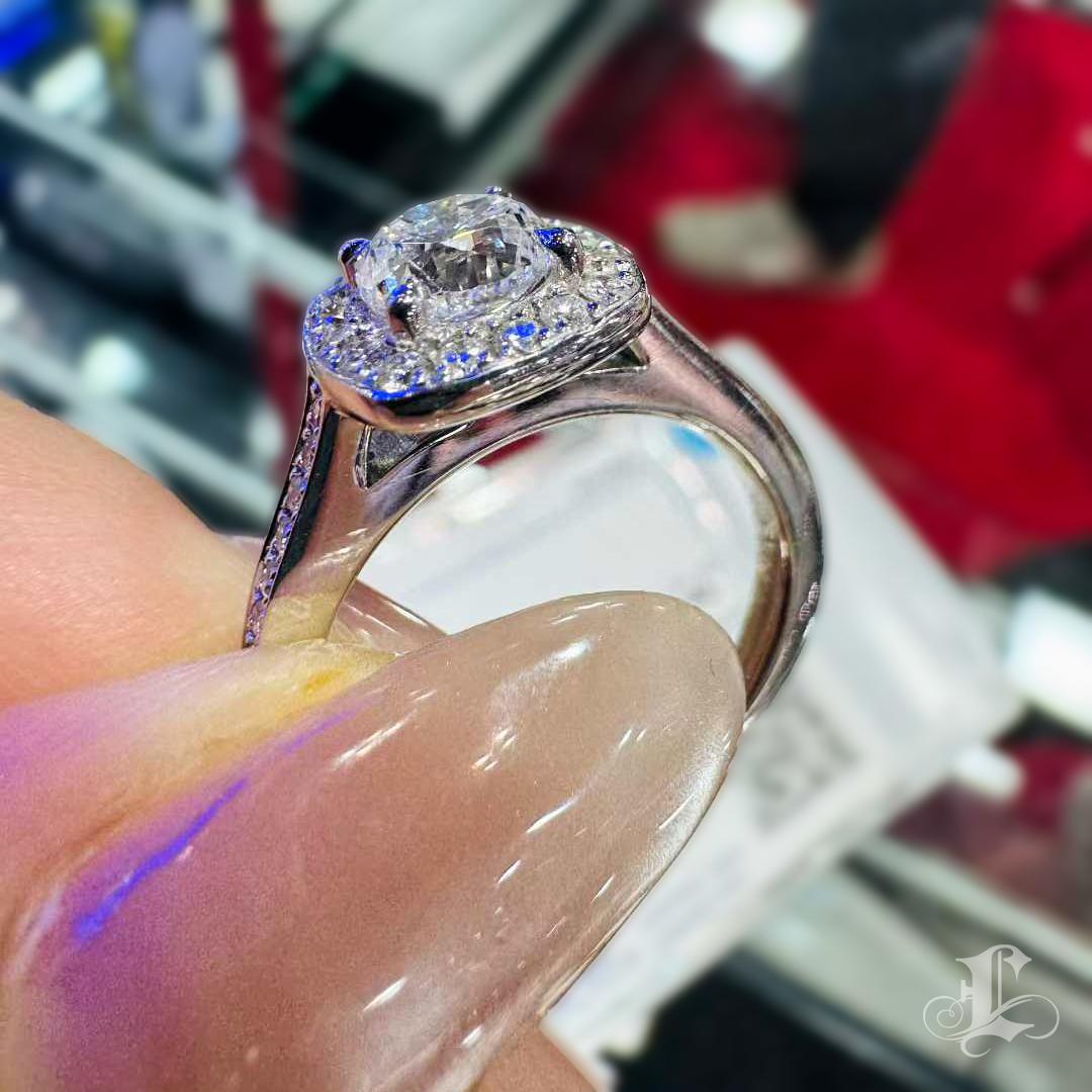 Anello aureola con cuscino di diamanti D VS2 certificato CGL da 1,004ct. in vendita 2