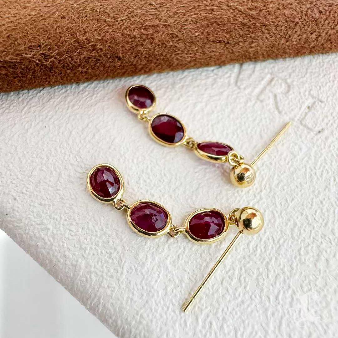 【Énigma】Crimson Cascade 1.3ct Rubin Tropfen Ohrringe in 18K Gold im Zustand „Neu“ im Angebot in New York, NY