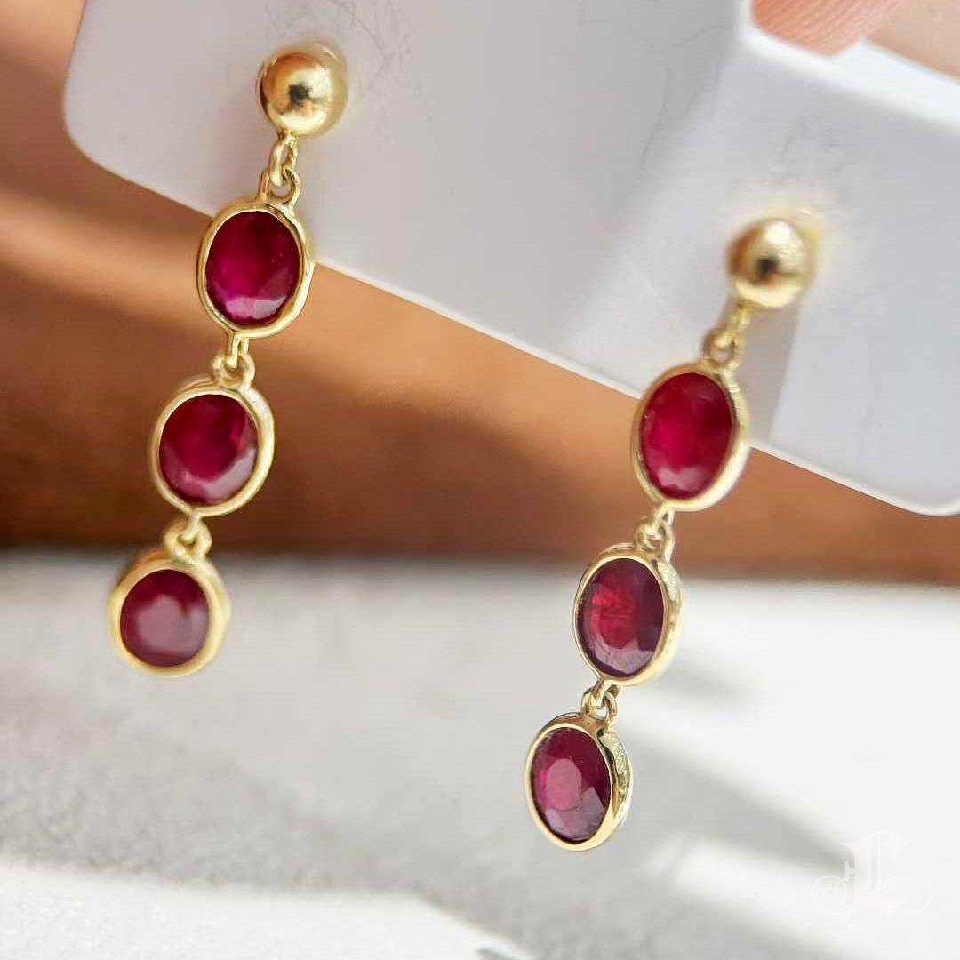 【Énigma】Crimson Cascade 1.3ct Rubin Tropfen Ohrringe in 18K Gold Damen im Angebot