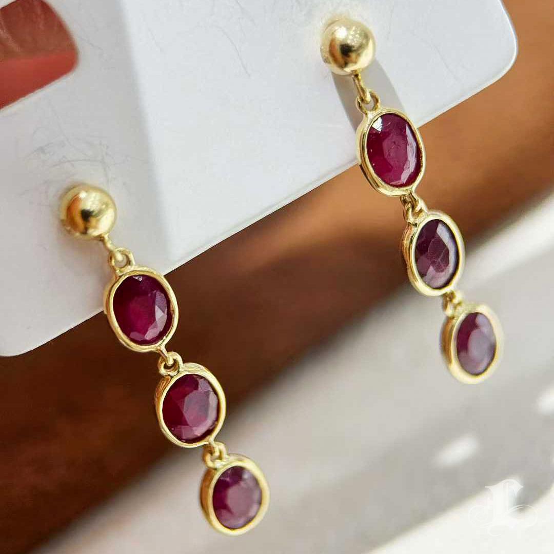 【Énigma】Crimson Cascade 1.3ct Rubin Tropfen Ohrringe in 18K Gold im Angebot 1