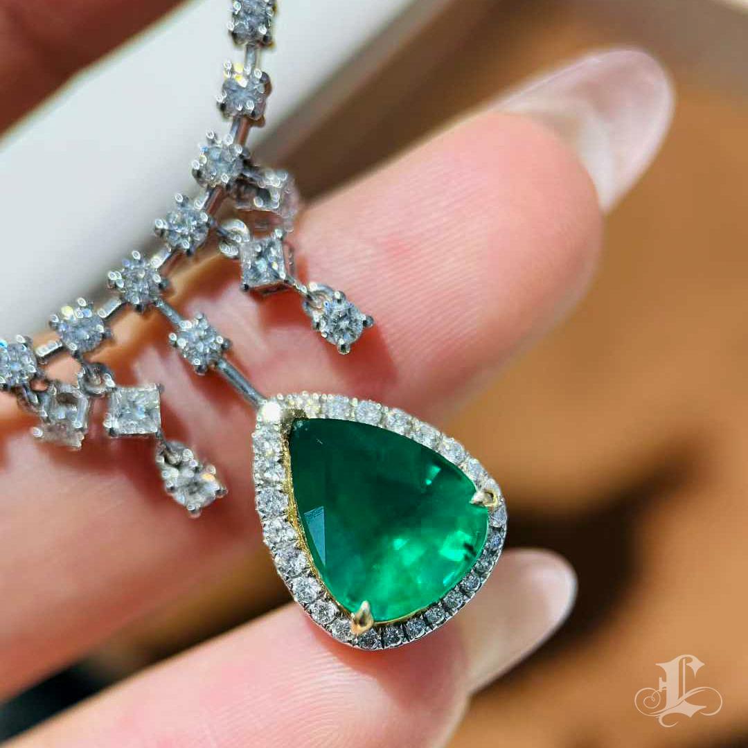 【Énigma】Crown Radiance - Collier de gouttes d'émeraudes et de diamants de 2,7ct certifiés par Guild Neuf - En vente à New York, NY