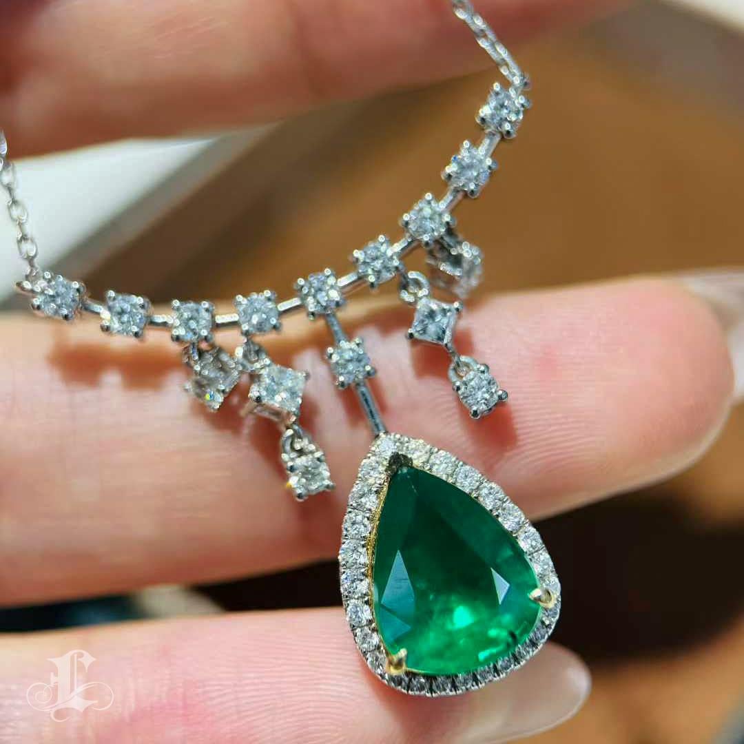 【Énigma】Crown Radiance - Collier de gouttes d'émeraudes et de diamants de 2,7ct certifiés par Guild Pour femmes en vente