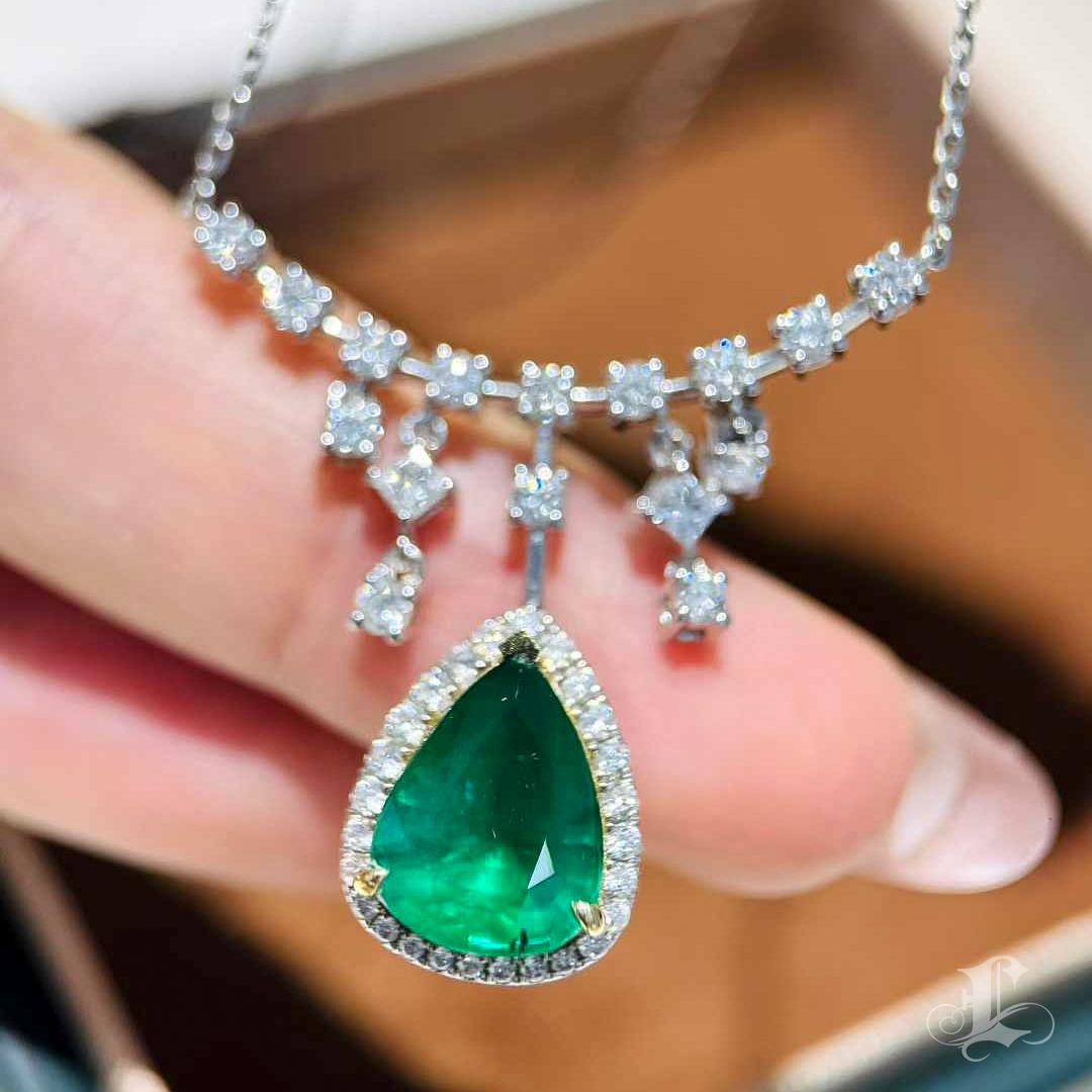 【Énigma】Crown Radiance - Collier de gouttes d'émeraudes et de diamants de 2,7ct certifiés par Guild en vente 1