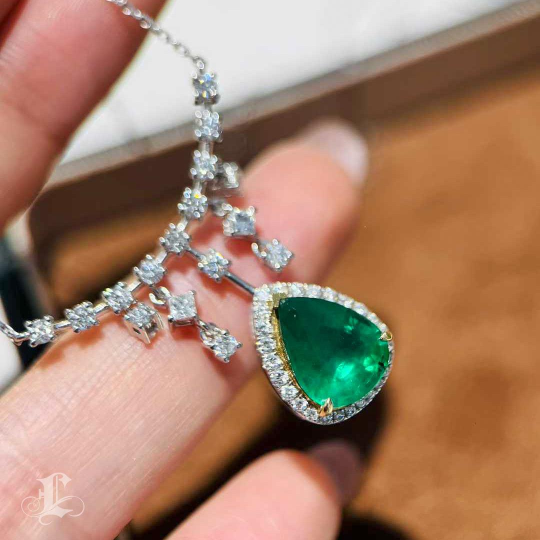 【Énigma】Crown Radiance - Collier de gouttes d'émeraudes et de diamants de 2,7ct certifiés par Guild en vente 2